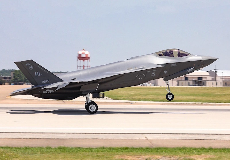 300º F-35 decolando das instalações da Lockheed Martin em Fort Worth, Texas