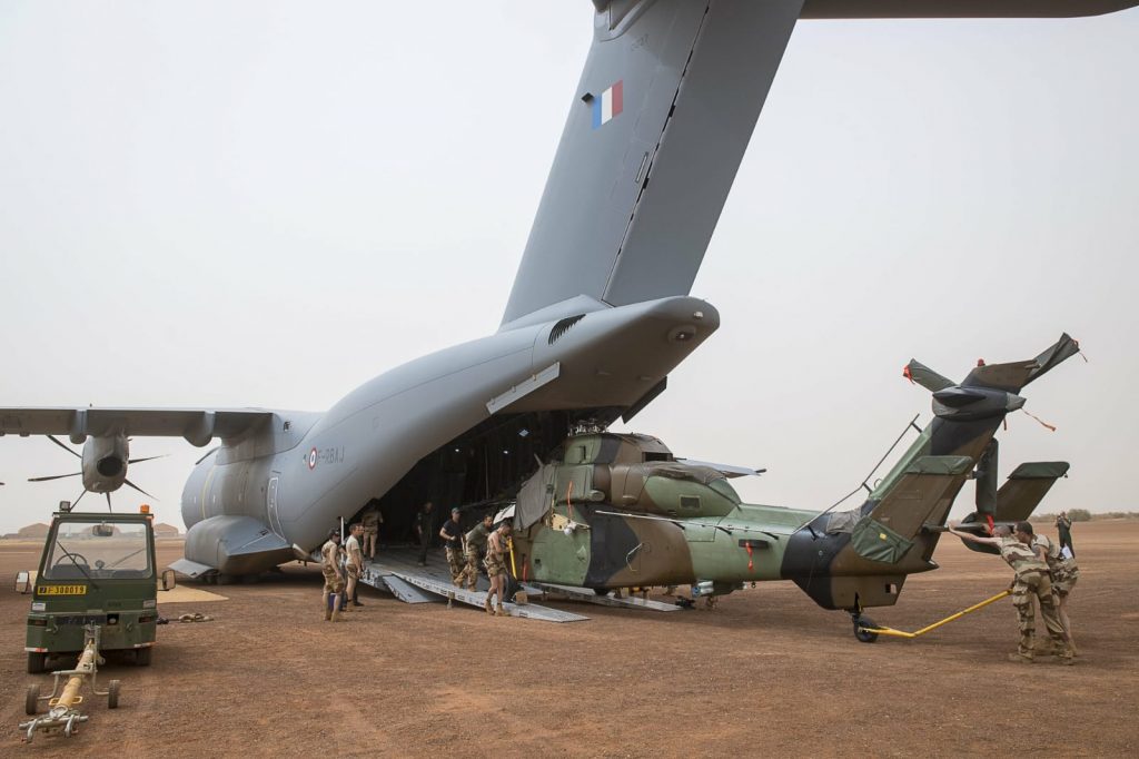 A400M descarregando o helicóptero Tiger