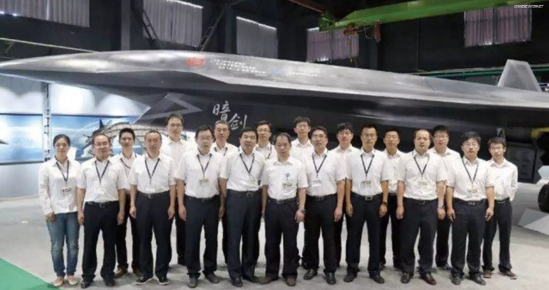 O UCAV Dark Sword e técnicos chineses