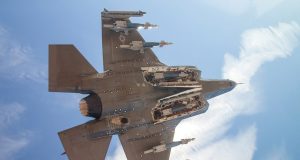 F-35 em voo de teste com armas externas