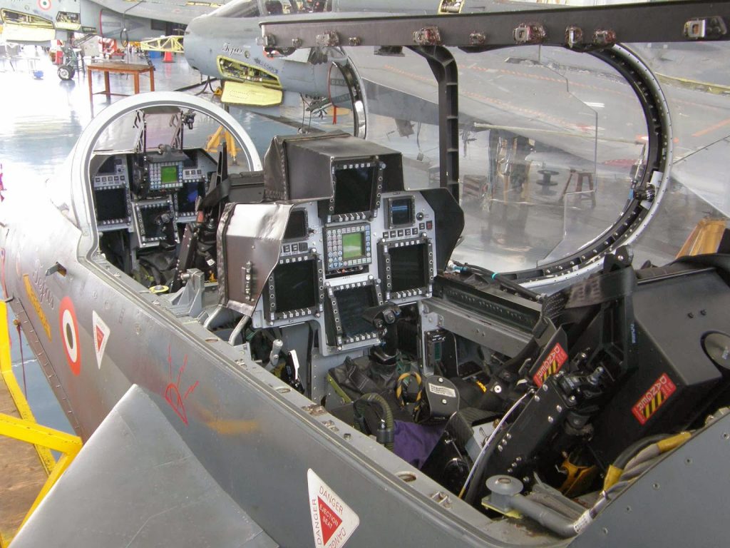 Cockpit do LCA Tejas biposto