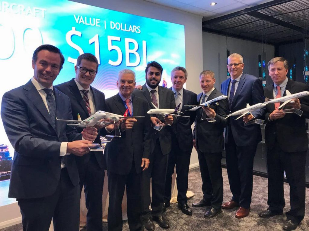 Executivos e clientes da Embraer em evento especializado em aviação na Inglaterra (Foto: Divulgação/Embraer)