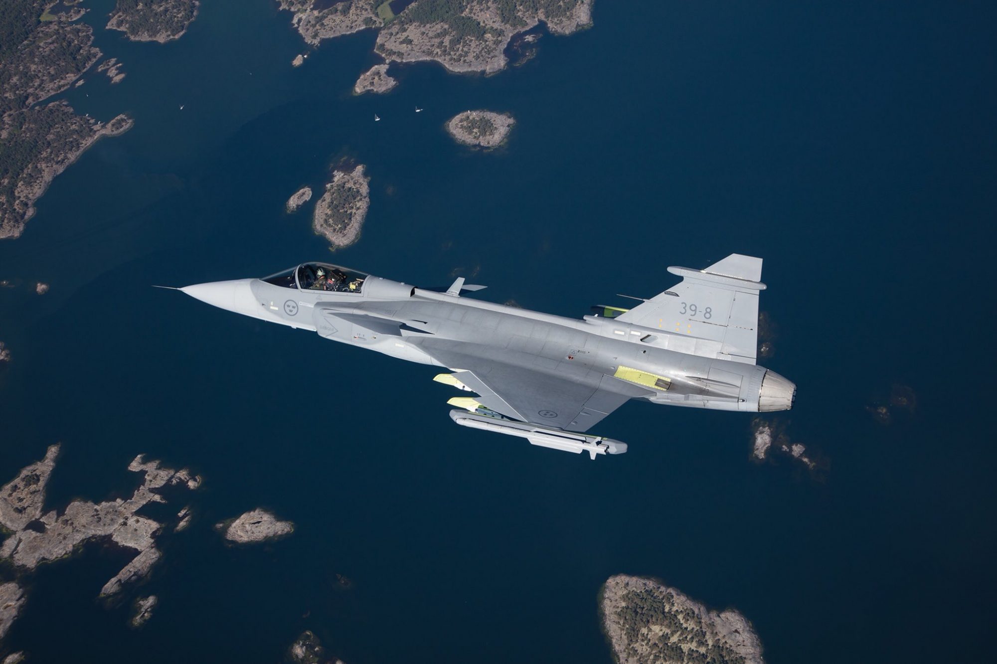 Gripen E voando com mísseis ar-ar IRIS-T na posta das asas