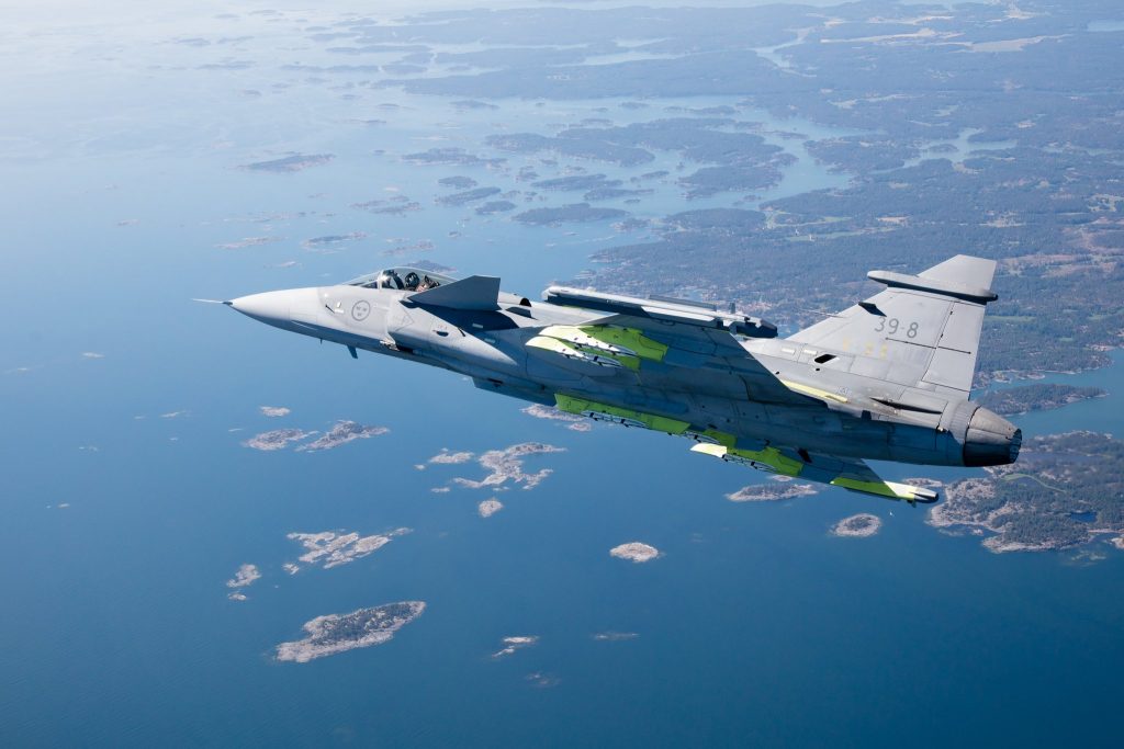 Gripen E com os pilones produzidos pela RUAG. Clique na imagem para ampliar