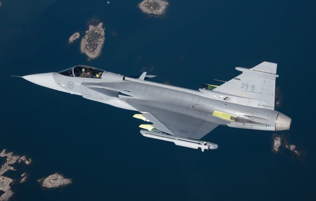 Gripen E voa com armamento pela primeira vez