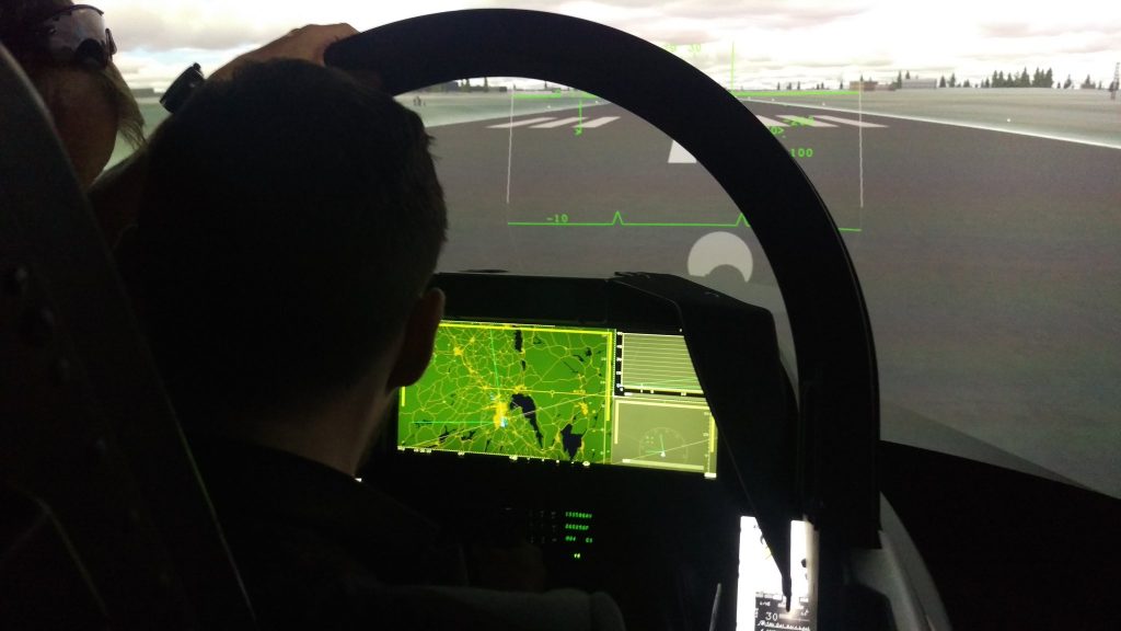 Simulador do Gripen E com WAD no Farnborough Airshow