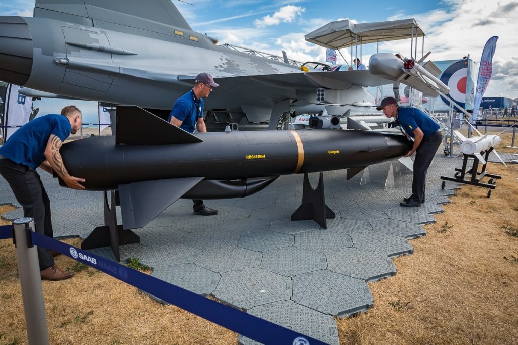 Um modelo do míssil antinavio RBS15 Mk4 é carregado no mockup do caça Saab Gripen E - foto:James Williams/staff