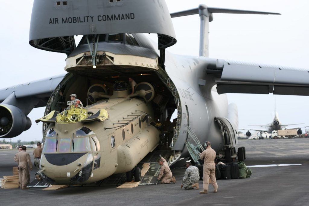 C-5 embarcando um helicóptero CH-47 Chinook