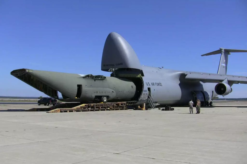 C-5 embarcando a fuselagem de um C-130 Hercules