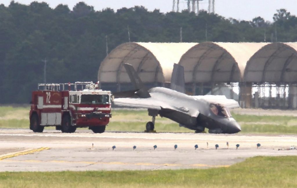 O F-35A da USAF com o nariz no chão após o colapso do trem de pouso frontal