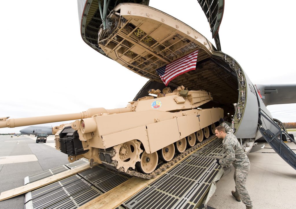 MBT M1 Abrams sendo carregado em em C-5 Galaxy