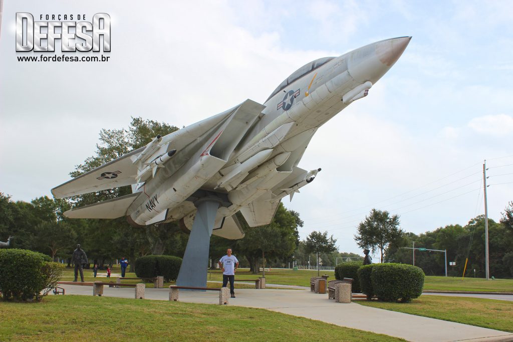 O editor Alexandre Galante e o caça F-14 Tomcat preservado em Pensacola-FL, em 2015