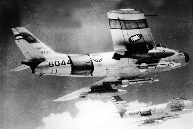 F-86F da RoCAF com míssil AIM-9B