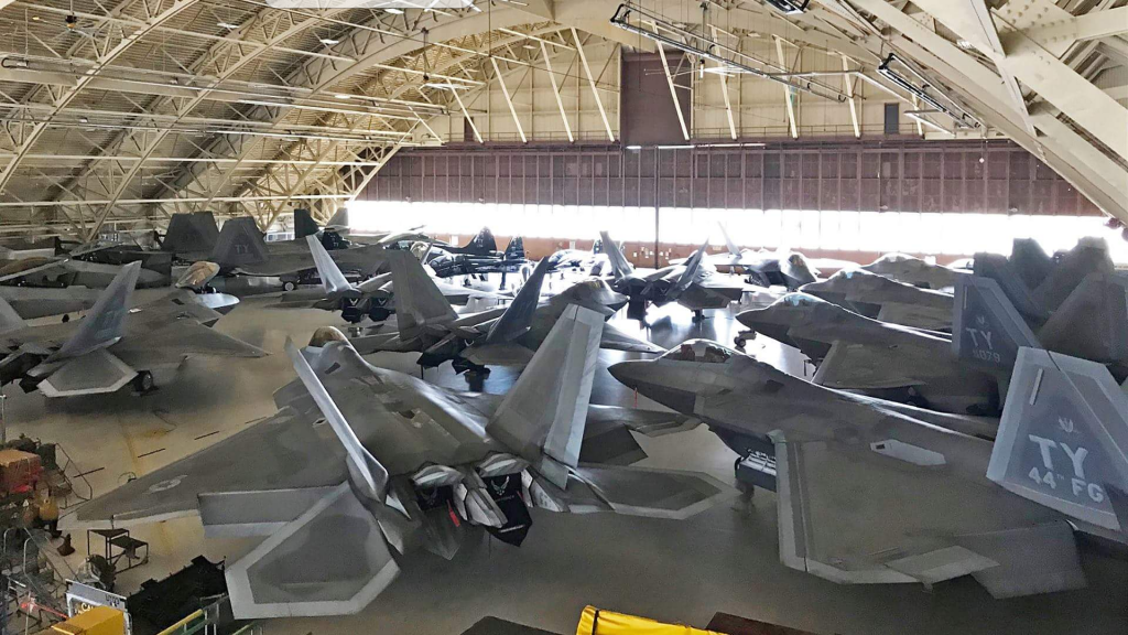 Caças F-22 dentro de um hangar na Base da Força Aérea de Tyndall em maio de 2018
