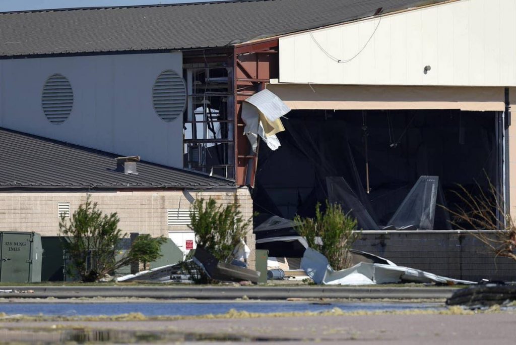 F-22 Raptor dentro de um hangar destruÃ­do pelo furacÃ£o Michael