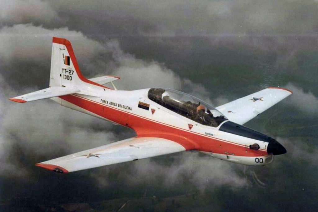 YT-27 Tucano no primeiro voo