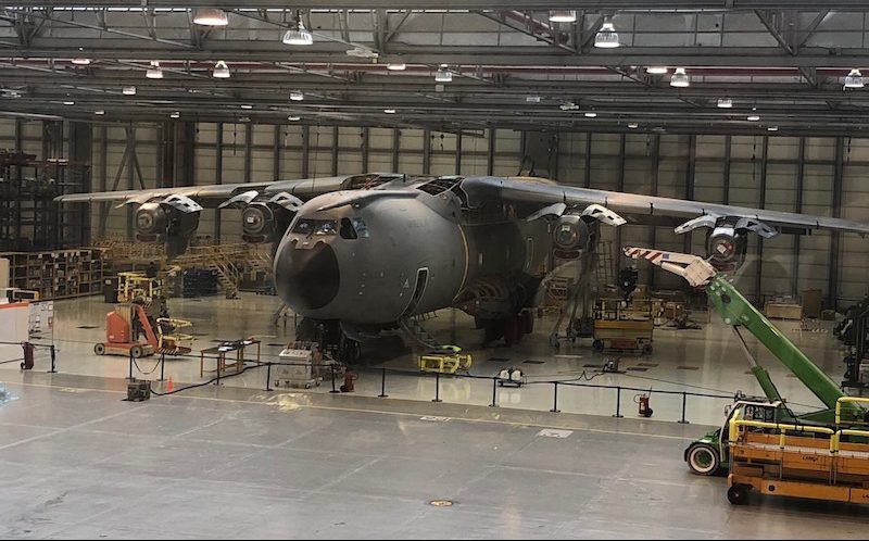 A Airbus está atualmente adaptando os transportes A400M para adicionar recursos não disponíveis no momento da entrega original e para substituir a caixa de engrenagens principal do motor. Esta aeronave da Força Aérea Francesa está sendo atualizada na fábrica