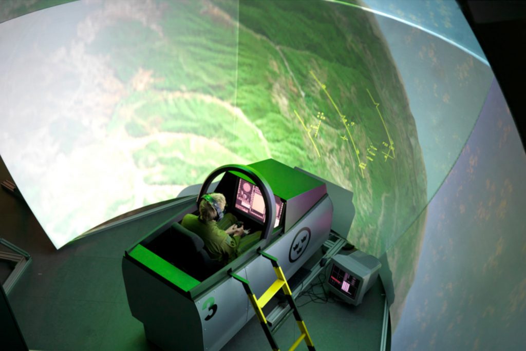 Os simuladores do Gripen no FLSC funcionam em rede, permitindo o treinamento em esquadrilhas