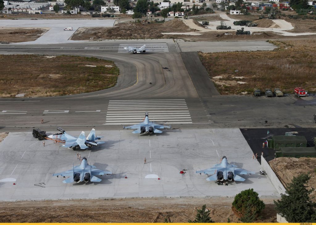 Caças Su-30SM e Su-24M da Força Aérea Russa na Base Aérea de Hmeymim na Síria
