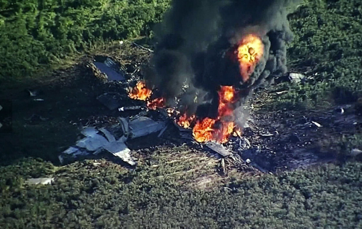 Imagem capturada de vídeo – fumaça e chamas sobem de um avião militar que caiu em 10 de julho de 2017, em um campo agrícola, em Itta Bena, Mississippi, matando 16 pessoas