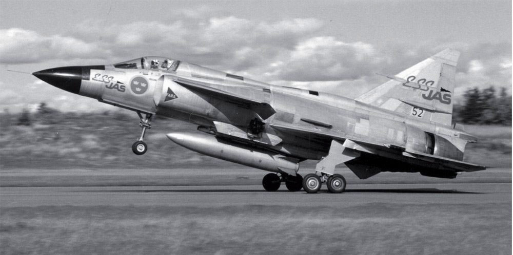 Um Viggen modificado, ESS JAS, equipado com o Sistema de Controle Voo Eletrônico, apoiando o desenvolvimento do JAS 39 Gripen, voou pela primeira vez em 1982
