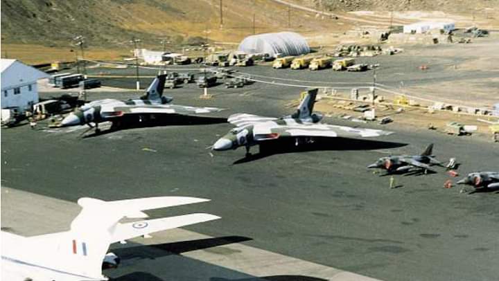 Bombardeiros Vulcan estacionados na Ilha de Ascensão durante a Guerra das Falklands-Malvinas