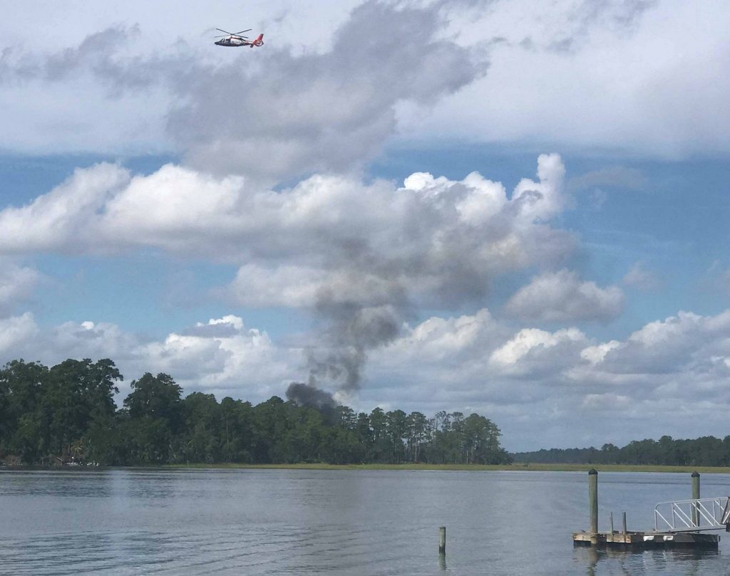 Fumaça subindo do local onde caiu o F-35B do USMC em 2018