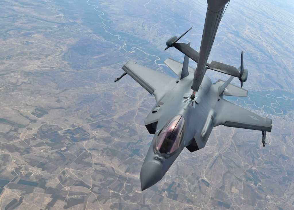 Um F-35A da USAF é reabastecido por um avião-tanque KC-10 acima de um local não revelado em 30 de abril de 2019