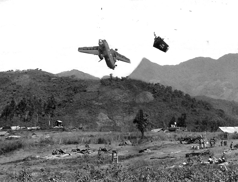 Voar no Vietnam não era tarefa fácil, um C-7 Caribou da USAF é abatido acidentalmente durante a aproximação final por um obus de 155 mm do U.S. Army. Na tragédia, três tripulantes perderam a vida