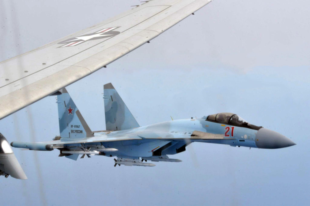 Su-35 com mísseis R-27 e R-77