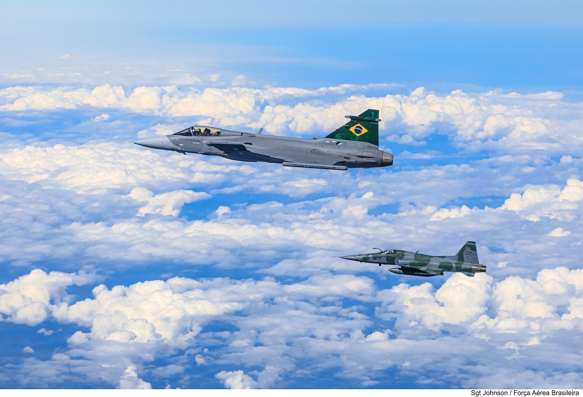  Embraer F-39 Gripen Imagens-da-FAB-do-primeiro-voo-do-F-39-Gripen-sobre-o-Brasil-8
