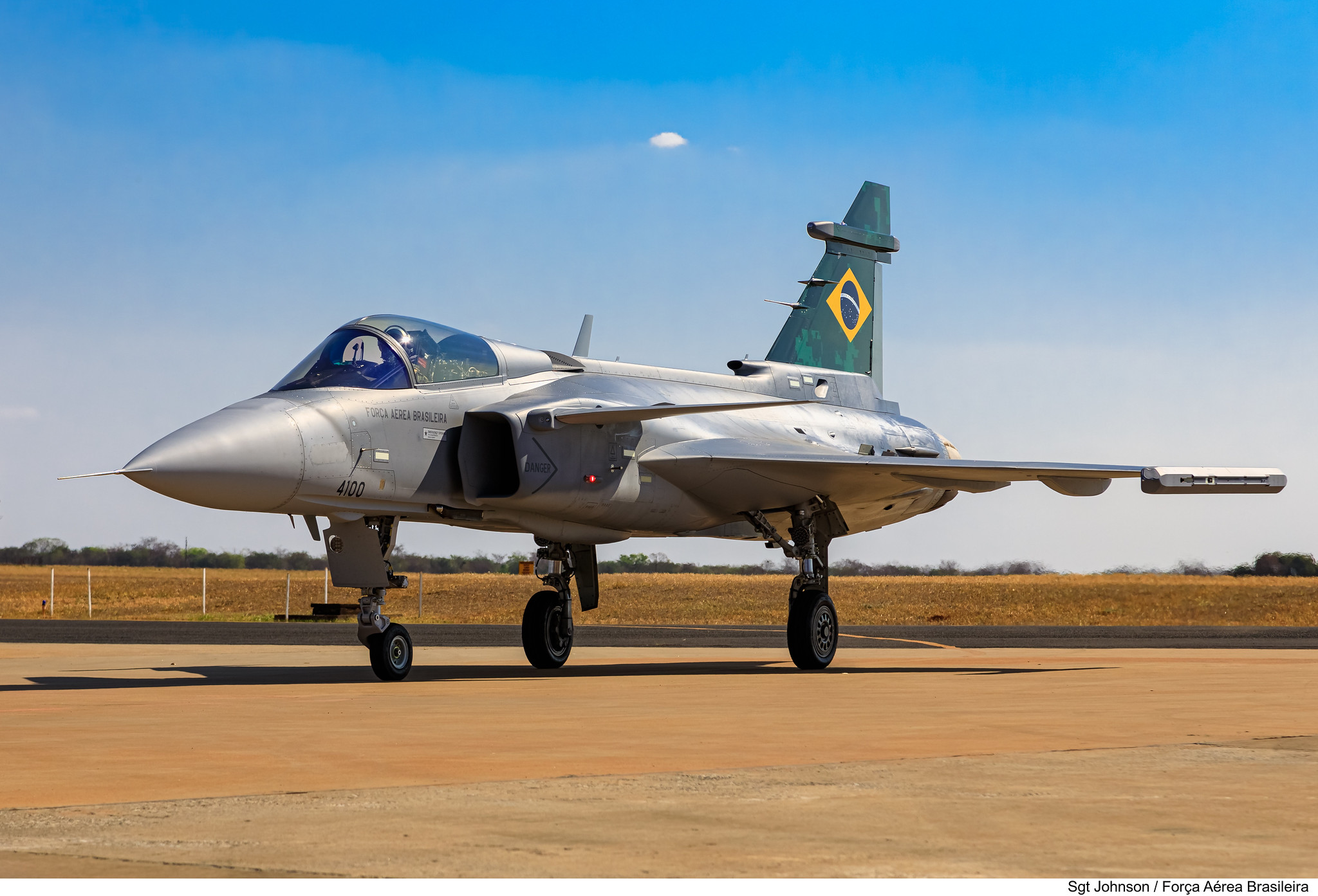  Embraer F-39 Gripen Imagens-da-FAB-do-primeiro-voo-do-F-39-Gripen-sobre-o-Brasil-9