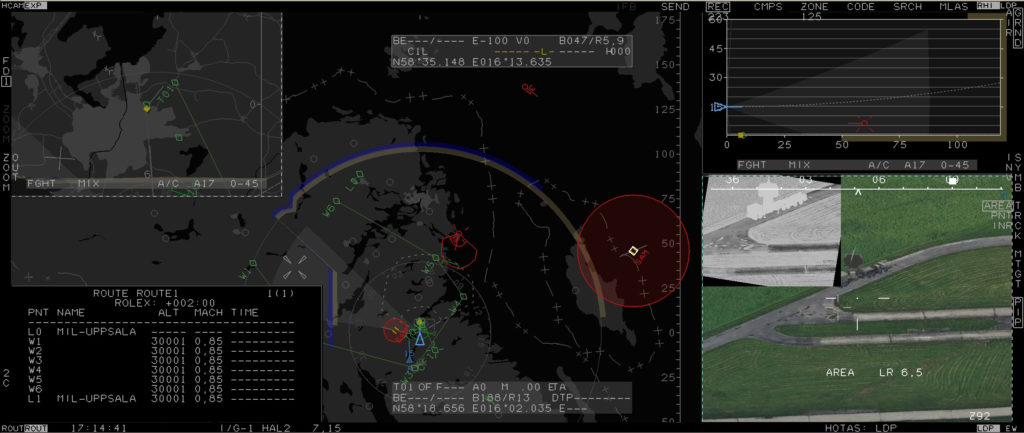 Tela do Wide Area Display do Gripen E configurado para uma missão de ataque contra um alvo de superfície