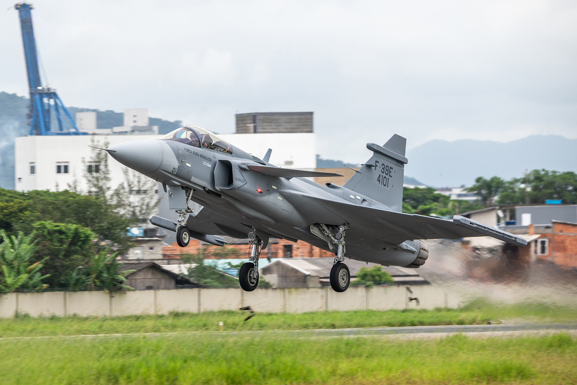 Primeiro jato Gripen comprado pela Força Aérea alça voo no país