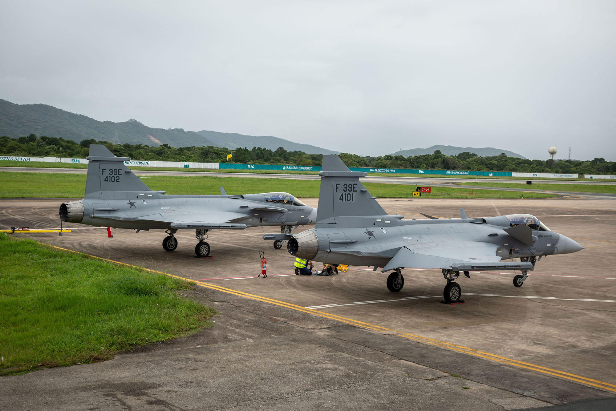 FUERZA AEREA BRASILEÑA (FAB) - Página 19 Primeiros-cacas-Gripen-E-de-serie-estao-no-Brasil-5