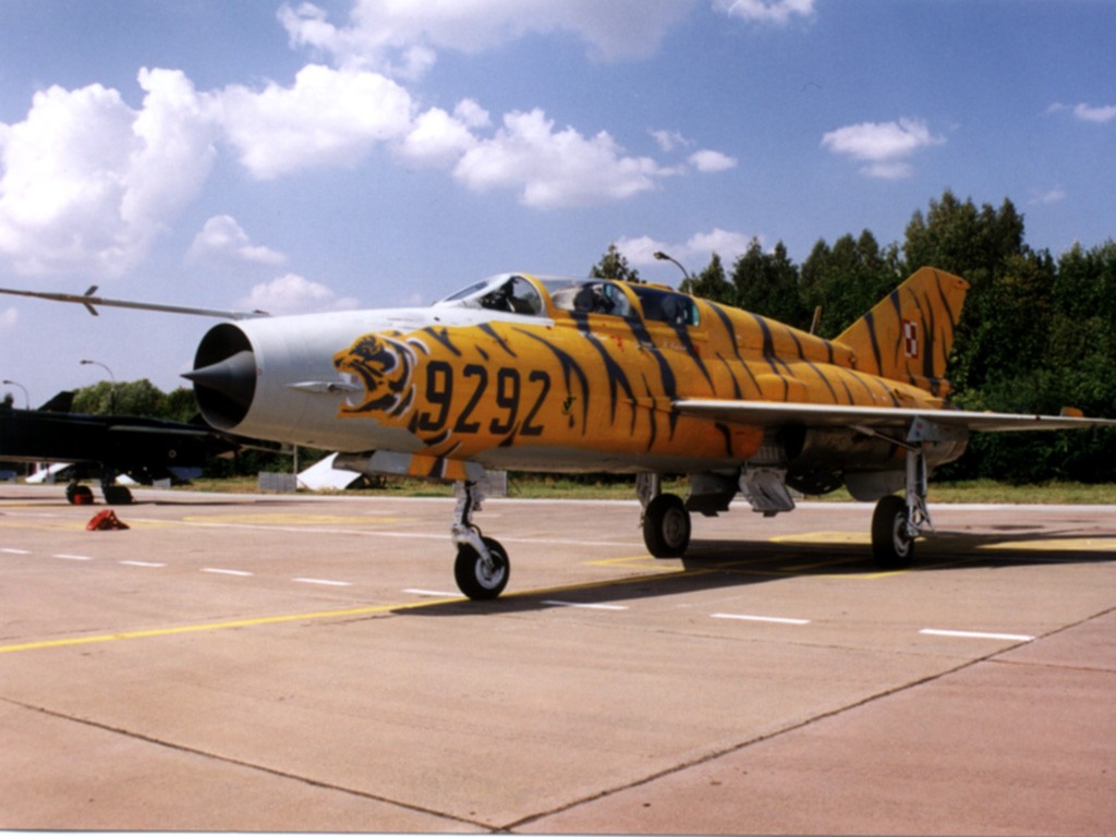 MiG-21.UM.9292.Radom.AirShow.2002.jpg