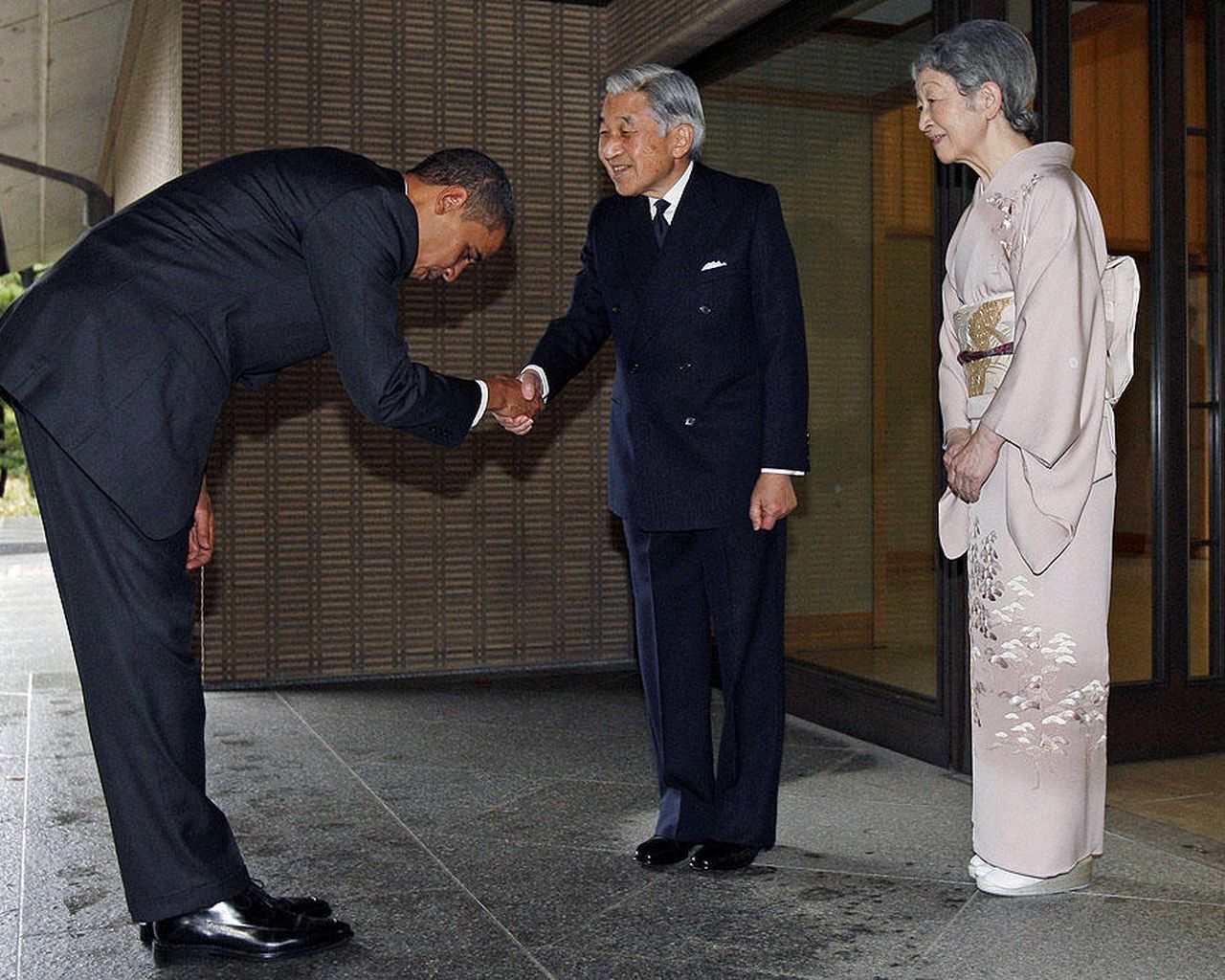 obama_slammed_for_bowing_to_japansemperor.jpg
