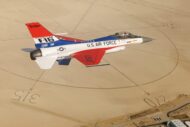 Equipe de demonstração do F-16 da USAF pinta as cores do YF-16 para celebrar o 50º aniversário do avião