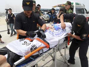 resgate corpo piloto sul coreano acidente F-5 18 jun - Reuters