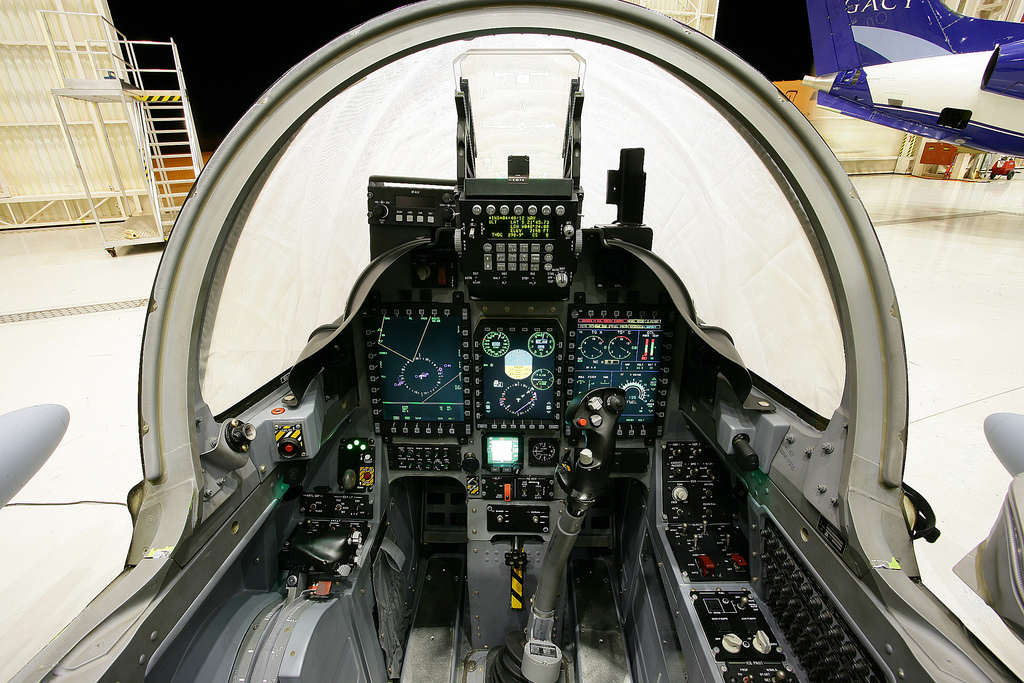 Noticias de EMBRAER - Página 14 Cockpit-do-A29-Super-Tucano